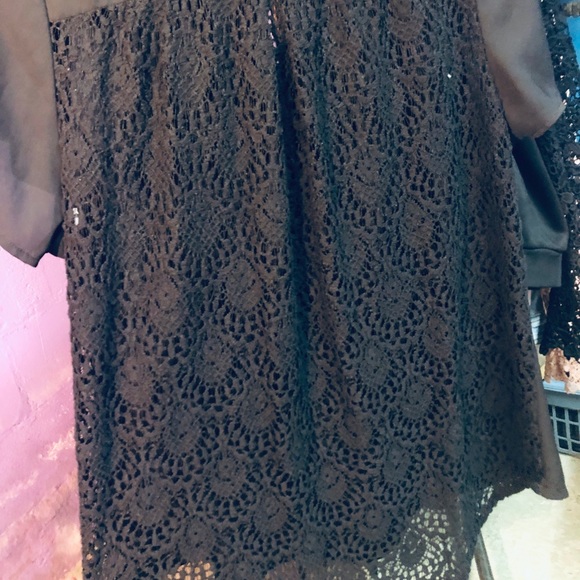 Woman’s super cute short sleeve plus size blouse - Picture 4 of 7